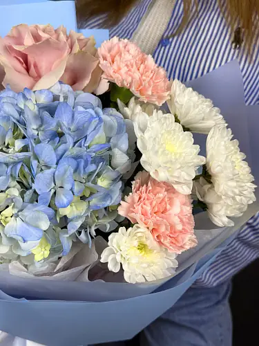 На фото №3 Букет живых цветов с гортензией и эквадорской розой