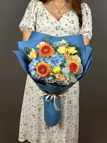 На фото №3 Букет с голубой гортензией и герберой мини 