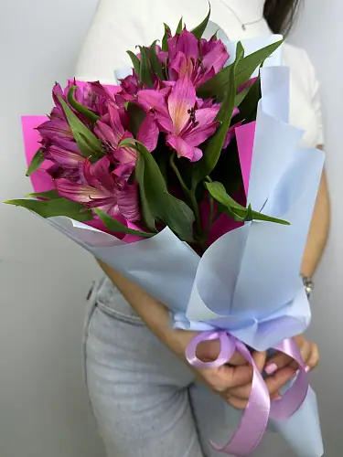 На фото №2 Букет живых цветов из 3 розовых альстромерий в дизайнерской упаковки