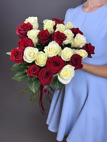На фото №5 Букет из 25 Красно-Белых роз микс