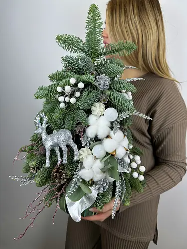 На фото №2 Новогодняя елочка с оленем