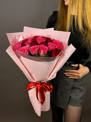 На фото №2 Нежный букет живых цветов из 21 розовой розы в дизайнерской упаковке