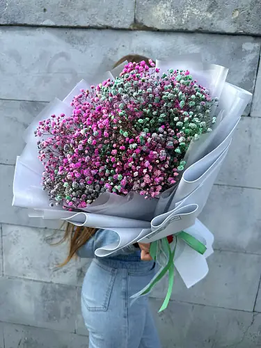 На фото №7 Букет живых цветов из цветной гипсофилы