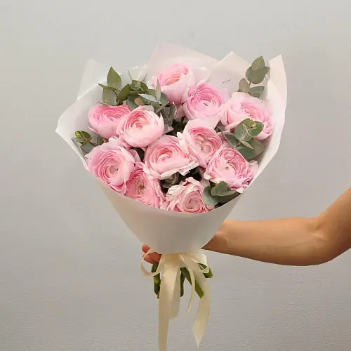 На фото №2 Нежные ранункулюсы с эвкалиптом 