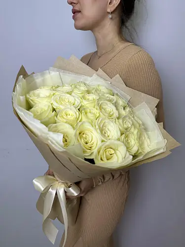 На фото №5 25 Белых роз в крафте