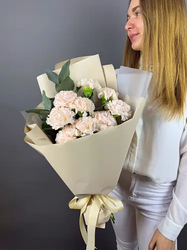 На фото №2 Диантусы с эвкалиптом