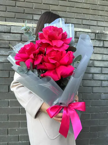 На фото №2 Букет живых цветов из 3 французских розовых роз с эвкалиптом в дизайнерской упаковке