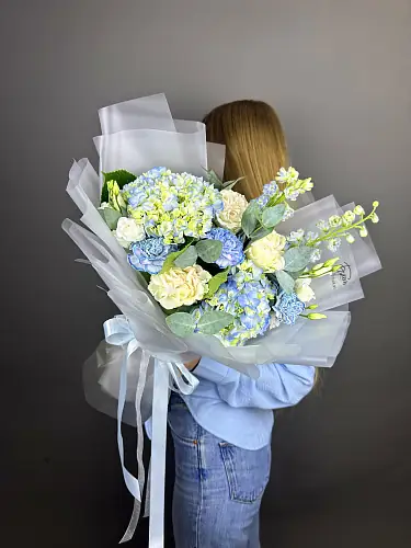 На фото №4 Сборный букет с голубой гортензией и дельфиниумом