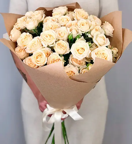 На фото №2 Кремовые кустовые розы