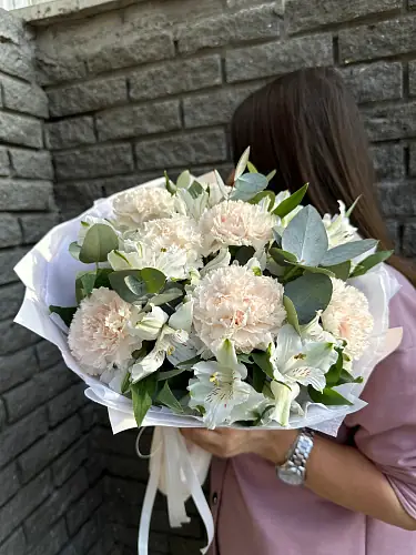 На фото №3 Альстромерия и диантус в дизайнерской упаковке