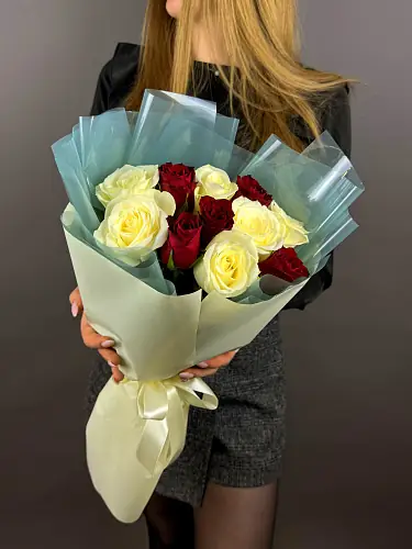 На фото №5 Нежный букет живых цветов из 11 красных и белых роз в дизайнерской упаковке