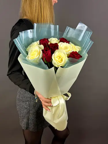 На фото №4 Букет живых цветов из 11 роз