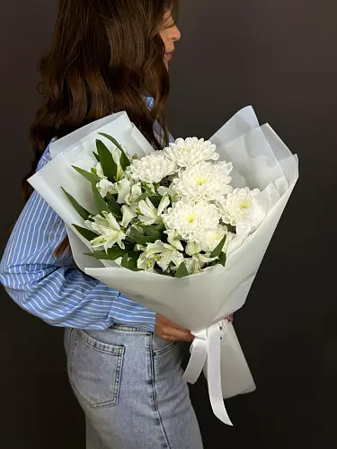 На фото №6 Нежный Букет живых цветов с белой альстромерией и хризантемой 