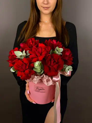 На фото №3 Композиция с красными розами и эвкалиптом 