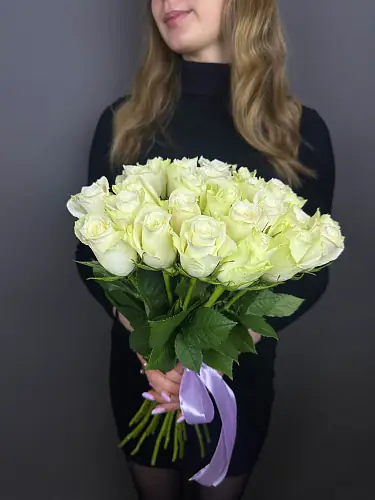 На фото №3 25 Белых Роз