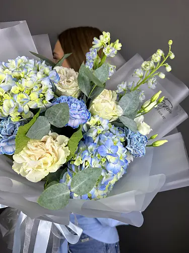 На фото №3 Сборный букет с голубой гортензией и дельфиниумом