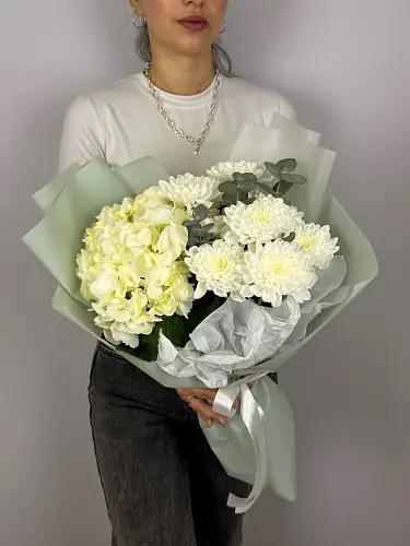На фото №5 Нежный Букет живых цветов с белой гортензией и хризантемой в упаковке