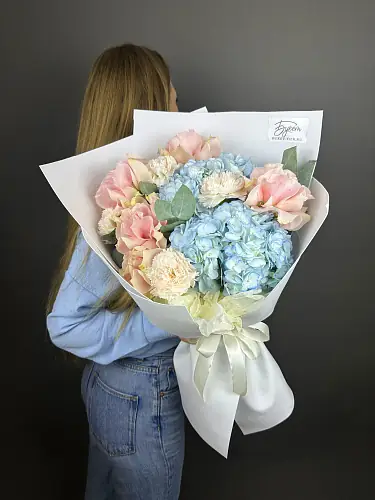 На фото №4 Розы и голубая гортензия