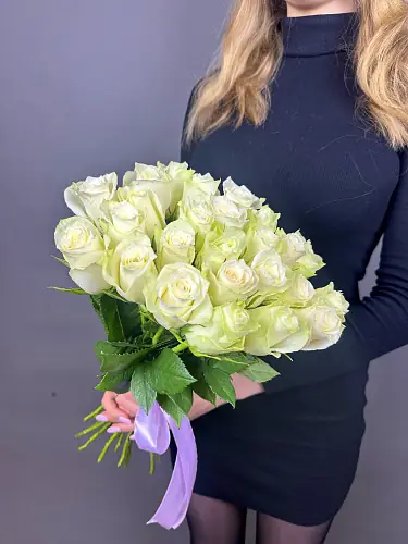 На фото №2 25 Белых Роз