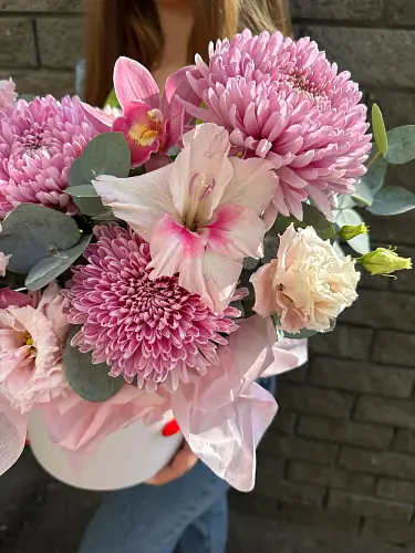 На фото №2 Коробка с одноголовой хризантемой и орхидеями
