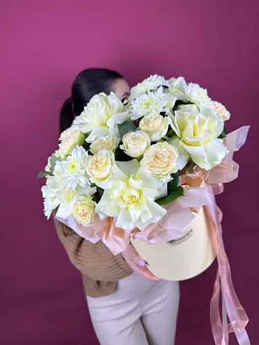 На фото №3 Композиция живых цветов с розами и хризантемой