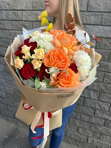 Яркий букет с розами и гортензией 