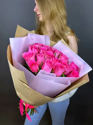 21 яркая розовая роза