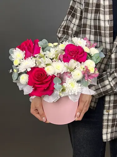На фото №2 Композиция с розовыми розами и альстромерией