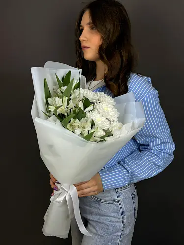 На фото №2 Букет живых цветов с альстромерией и хризантемой 