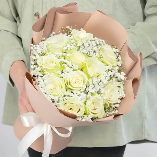 Букет из гипсофилы с розами