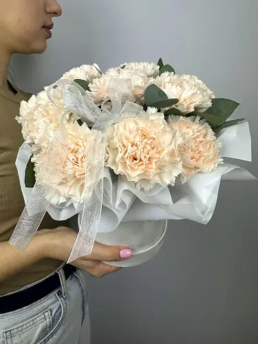 На фото №2 Композиция живых цветов из нежных диантусов