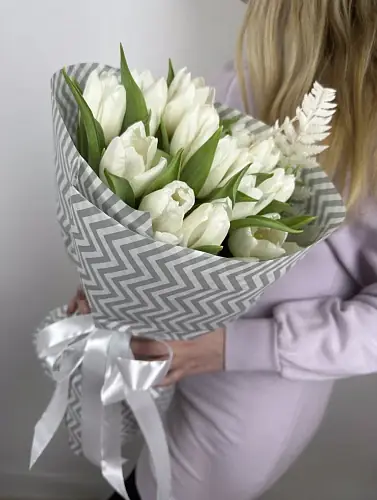 На фото №6 Букет живых цветов из 15 Белых тюльпанов в дизайнерской упаковке