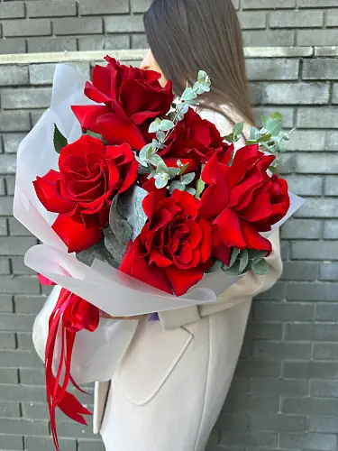 На фото №4 Букет живых цветов из 5 французских роз