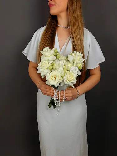 На фото №3 Композиция из кенийских роз и эустомы 