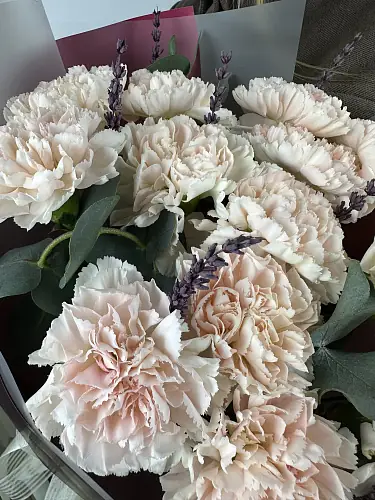 На фото №3 Букет живых цветов из диантусов и лаванды в дизайнерской упаковке