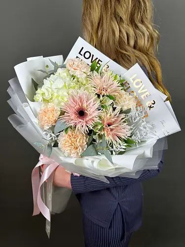 На фото №2 Букет с герберами и гортензией 