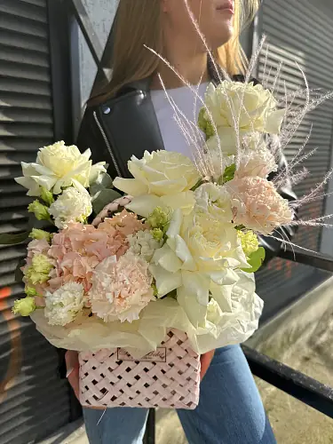 На фото №4 Корзина с гортензией и розами 