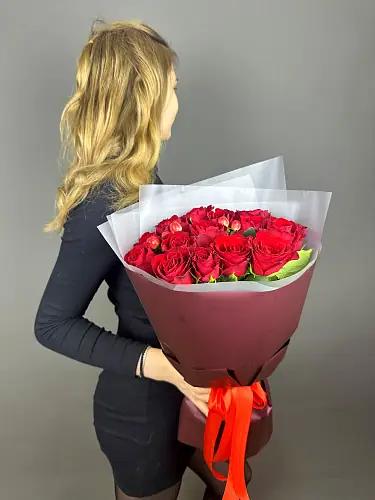 На фото №6 Букет живых цветов из красных роз и гиперикума