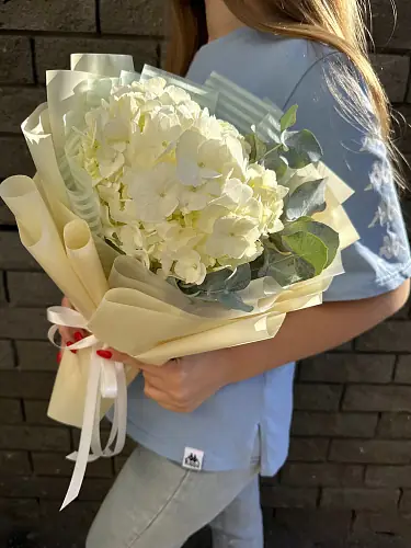 На фото №3 Букет живых цветов из гортензии с эвкалиптом