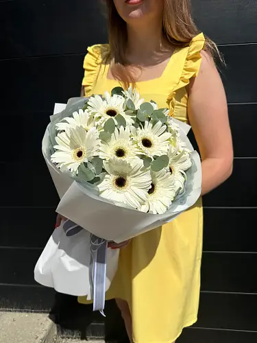 На фото №2 Герберы с эвкалиптом в дизайнерской упаковке