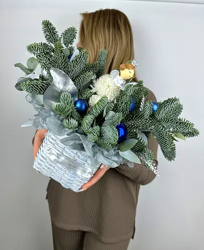 На фото №3 Новогодняя корзина с феей