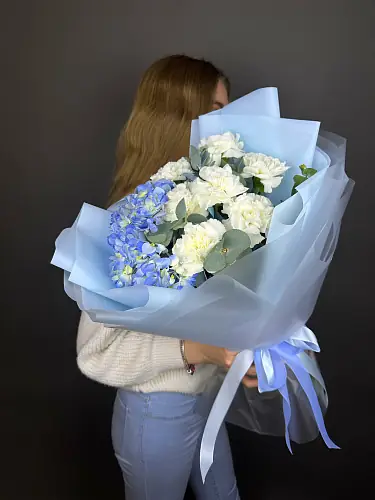 Букет живых цветов из голубой гортензии и гвоздики в дизайнерской упаковке
