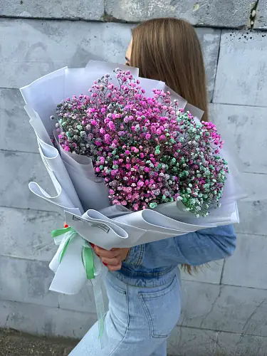 На фото №3 Букет живых цветов из цветной гипсофилы в дизайнерской упаковке