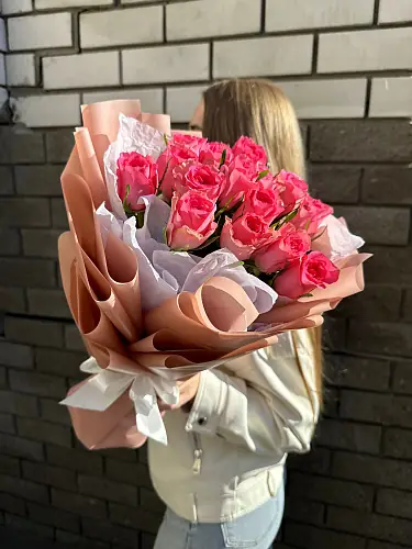 На фото №5 15 Розовых роз в дизайнерской упаковке
