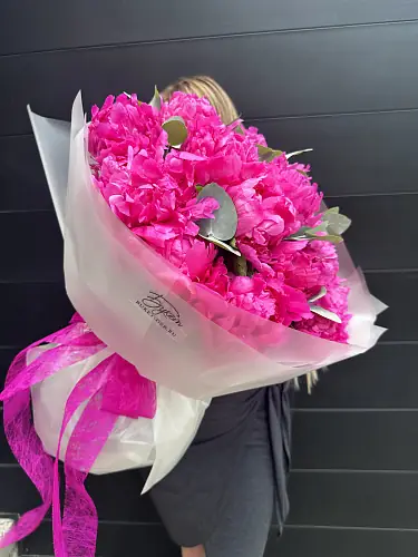 На фото №3 Букет из 15 малиновых пионов