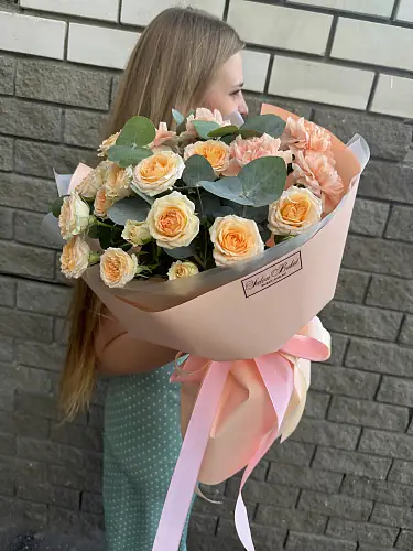 На фото №5 Гвоздика и кустовая Роза