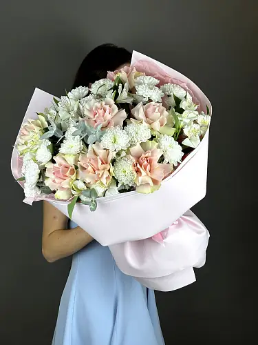 На фото №4 Сборный букет с французскими розами и кустовой хризантемой