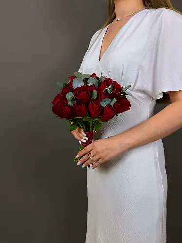 На фото №3 Свадебный букет из роз и альстромерий