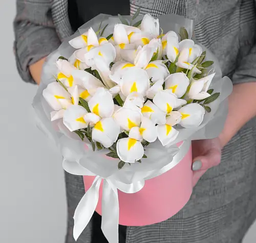 Букет белых ирисов в коробке