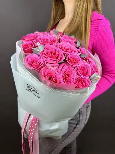 На фото №3 Букет из 17 роз с эвкалиптом